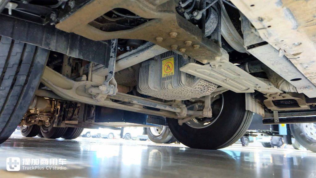 920匹大马力，超低能耗+生活舱化驾驶室！欧曼银河9插电混动牵引车实拍