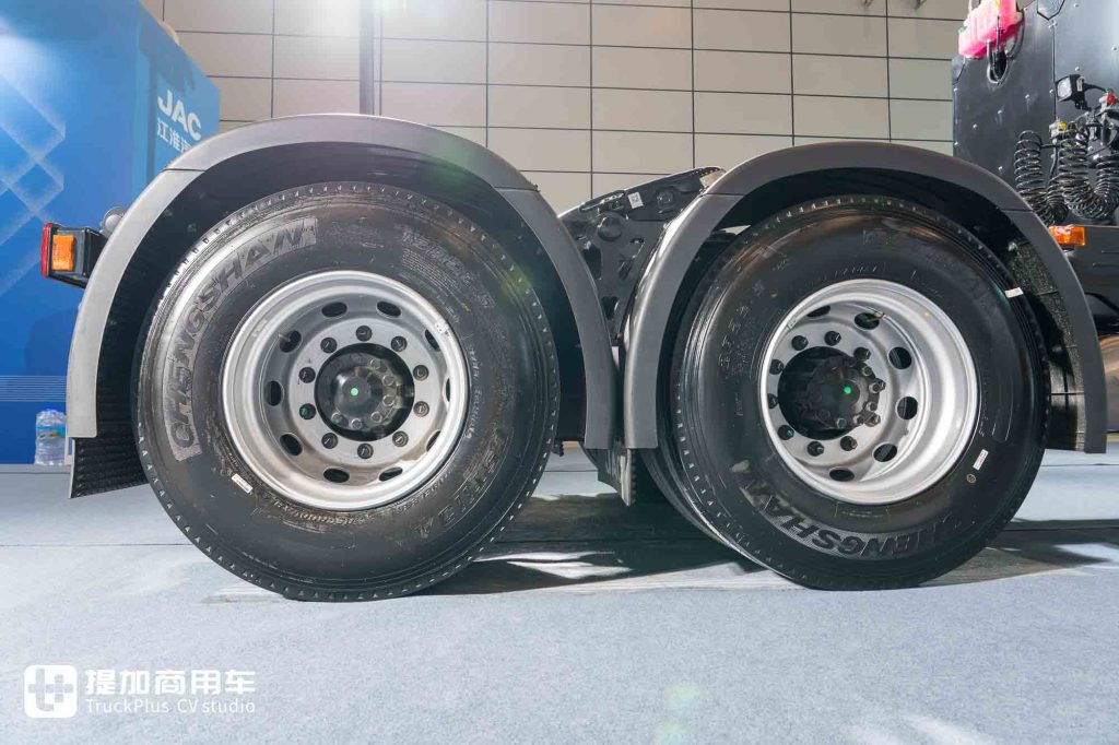 专为倒短重载而生,续航300公里+653马力,江淮跨越X7纯电动牵引车实拍