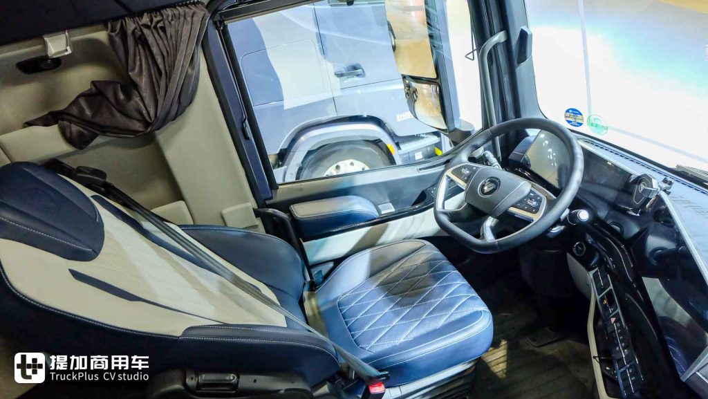 620匹大马力+气囊桥+自动挡，更有纯平地板驾驶室和90CM大卧铺？欧曼银河7 8x4载货车实拍