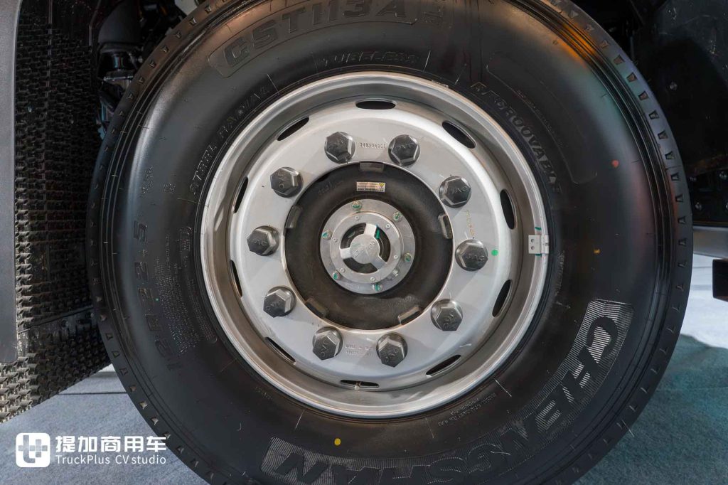 专为倒短重载而生,续航300公里+653马力,江淮跨越X7纯电动牵引车实拍