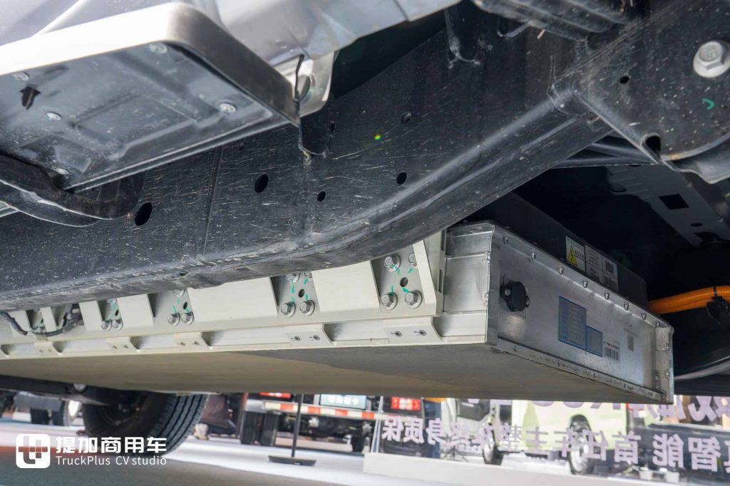 能拉重活、能跑烂路，还有超大功率外放电？奇瑞商用车威麟R08 EV纯电皮卡实拍
