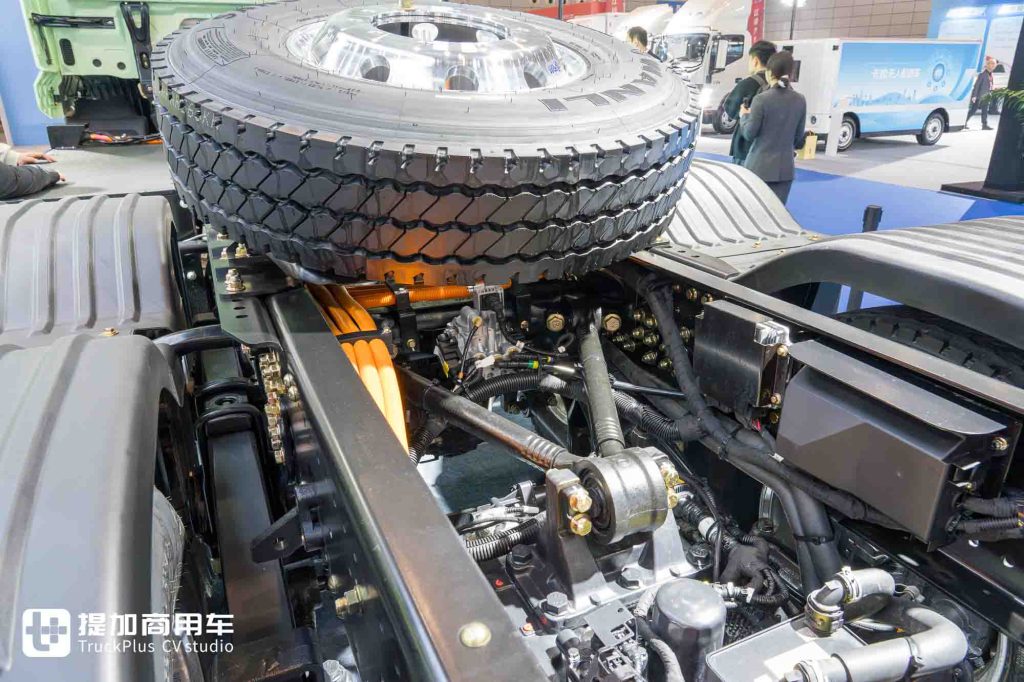 号称“500KM运距内新能源重卡最佳选择”？联合重卡电凤凰纯电牵引车实拍