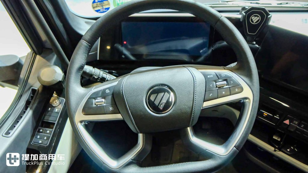 620匹大马力+气囊桥+自动挡，更有纯平地板驾驶室和90CM大卧铺？欧曼银河7 8x4载货车实拍