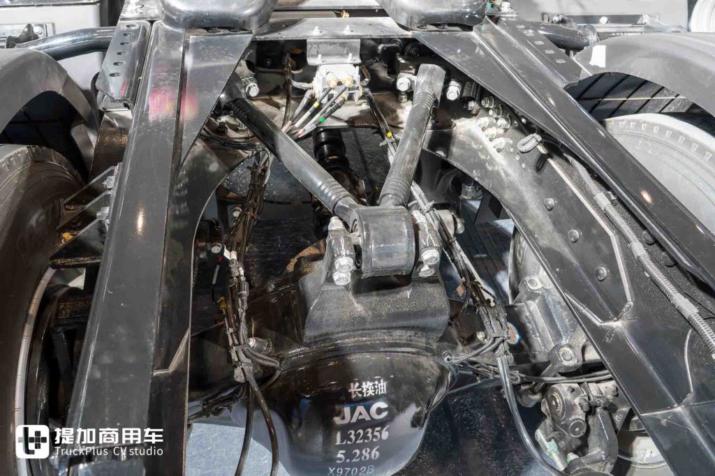 专为倒短重载而生,续航300公里+653马力,江淮跨越X7纯电动牵引车实拍