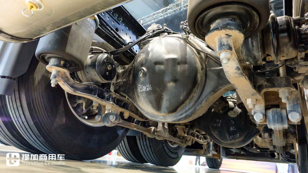 920匹大马力，超低能耗+生活舱化驾驶室！欧曼银河9插电混动牵引车实拍