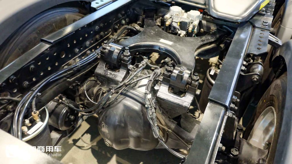 920匹大马力，超低能耗+生活舱化驾驶室！欧曼银河9插电混动牵引车实拍