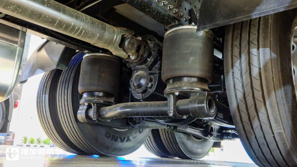 620匹大马力+气囊桥+自动挡，更有纯平地板驾驶室和90CM大卧铺？欧曼银河7 8x4载货车实拍