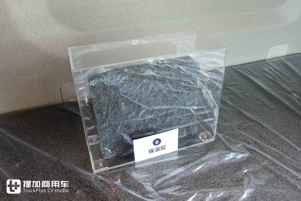 入华60周年限量版车型?极寒定制+龙焰拉花,斯堪尼亚500 R跨境牵引车实拍