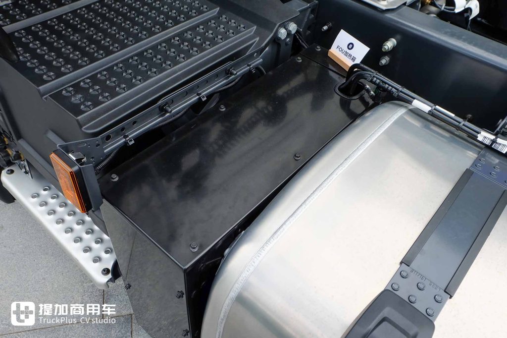 入华60周年限量版车型?极寒定制+龙焰拉花,斯堪尼亚500 R跨境牵引车实拍