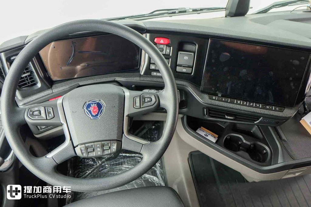 入华60周年限量版车型?极寒定制+龙焰拉花,斯堪尼亚500 R跨境牵引车实拍