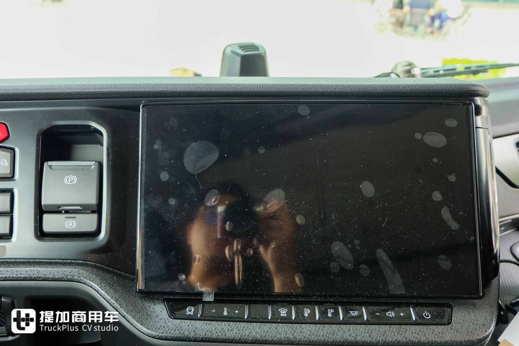 入华60周年限量版车型?极寒定制+龙焰拉花,斯堪尼亚500 R跨境牵引车实拍