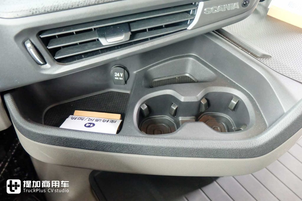 入华60周年限量版车型?极寒定制+龙焰拉花,斯堪尼亚500 R跨境牵引车实拍