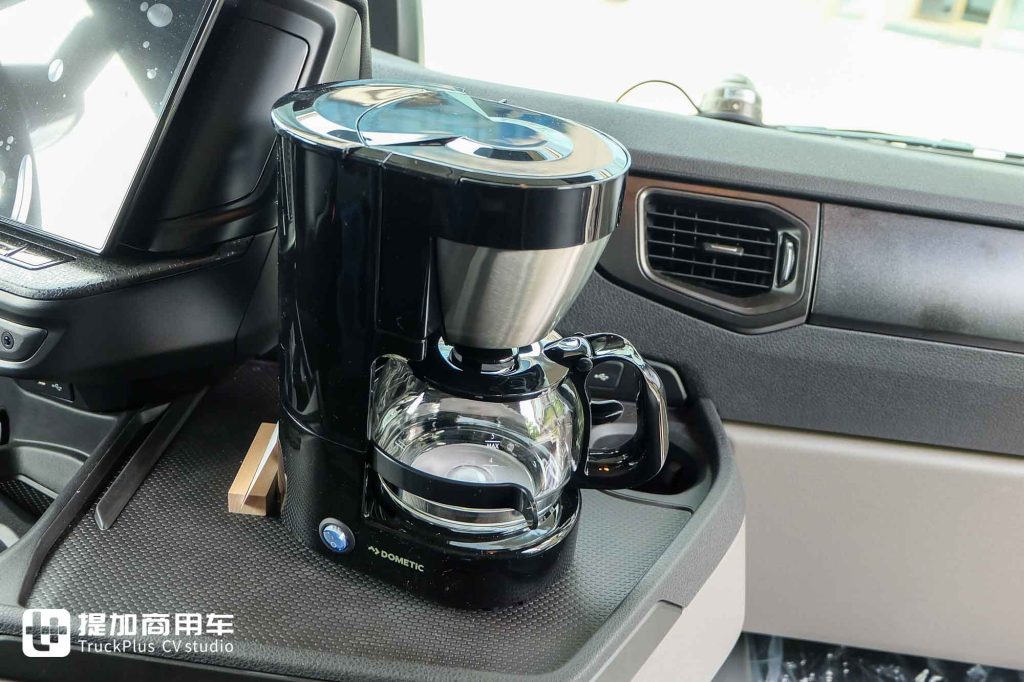 入华60周年限量版车型?极寒定制+龙焰拉花,斯堪尼亚500 R跨境牵引车实拍