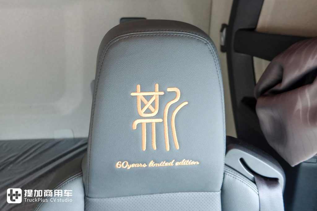 入华60周年限量版车型?极寒定制+龙焰拉花,斯堪尼亚500 R跨境牵引车实拍