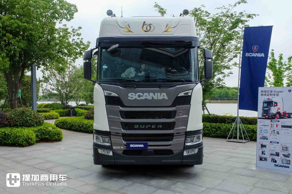 入华60周年限量版车型?极寒定制+龙焰拉花,斯堪尼亚500 R跨境牵引车实拍