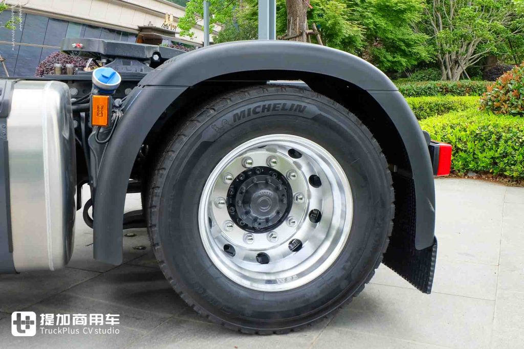入华60周年限量版车型?极寒定制+龙焰拉花,斯堪尼亚500 R跨境牵引车实拍
