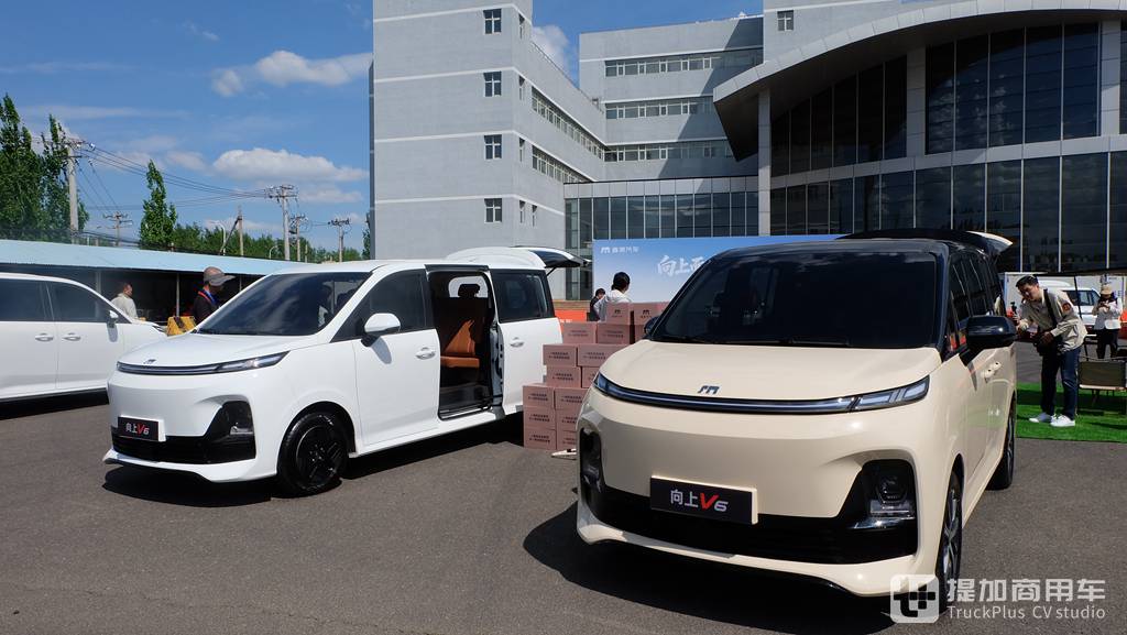 商用车乘用化新标杆，体面创富全能选手，鑫源汽车向上 V6纯电VAN 实拍