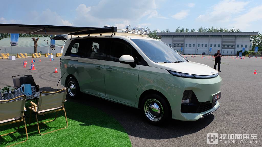 商用车乘用化新标杆，体面创富全能选手，鑫源汽车向上 V6纯电VAN 实拍
