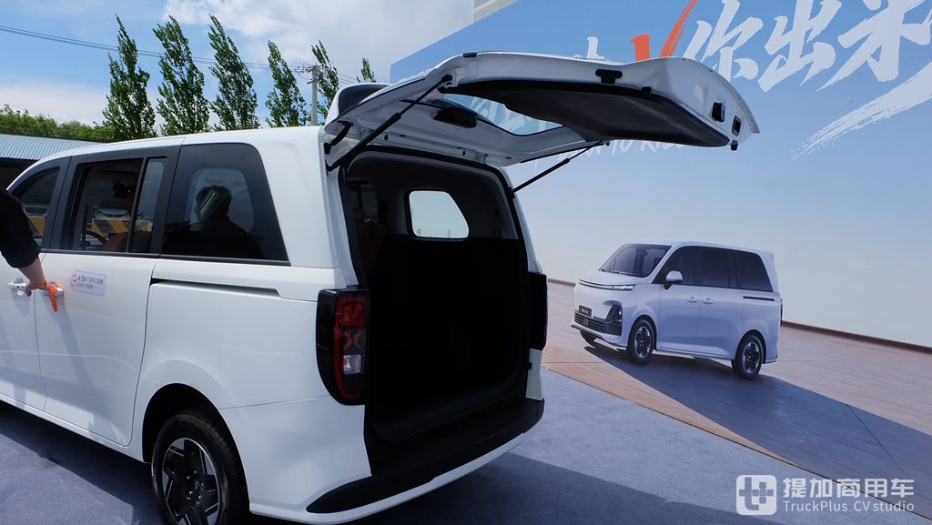 商用车乘用化新标杆，体面创富全能选手，鑫源汽车向上 V6纯电VAN 实拍