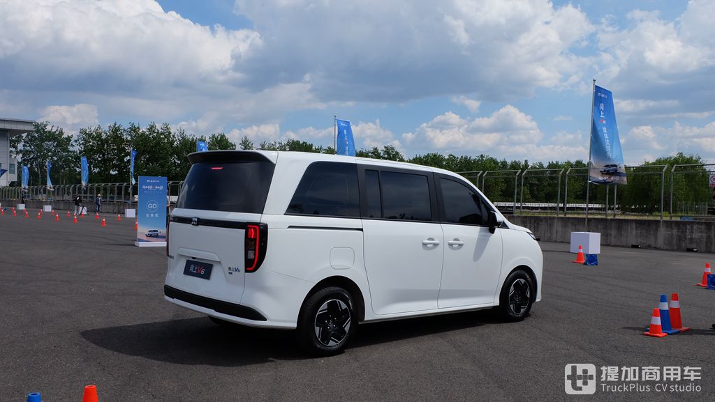 商用车乘用化新标杆，体面创富全能选手，鑫源汽车向上 V6纯电VAN 实拍