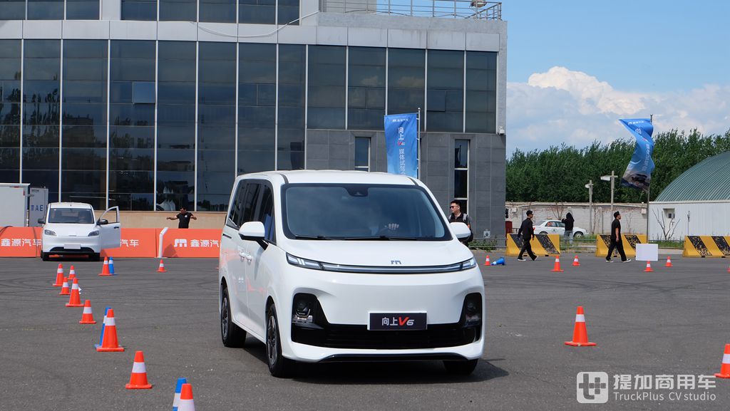 商用车乘用化新标杆，体面创富全能选手，鑫源汽车向上 V6纯电VAN 实拍