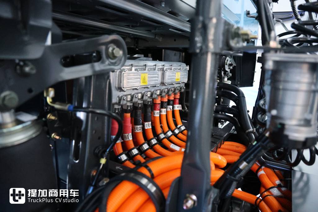 近千匹马力、每公里低至1度电!乘龙翼威5超能版深度解析 - 第10张 - 提加商用车网 近千匹马力、每公里低至1度电!乘龙翼威5超能版深度解析