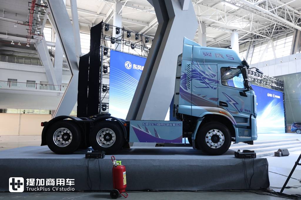 近千匹马力、每公里低至1度电！乘龙翼威5超能版深度解析