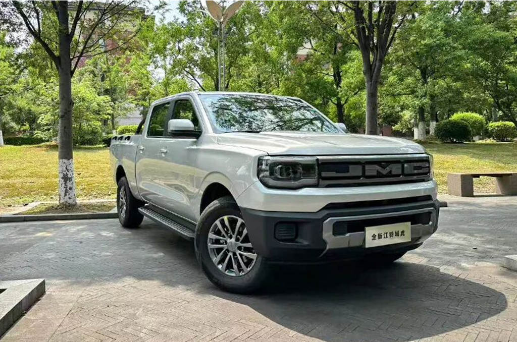既要拉货又要顾家,10万级皮卡这道难题江铃全新域虎怎么解