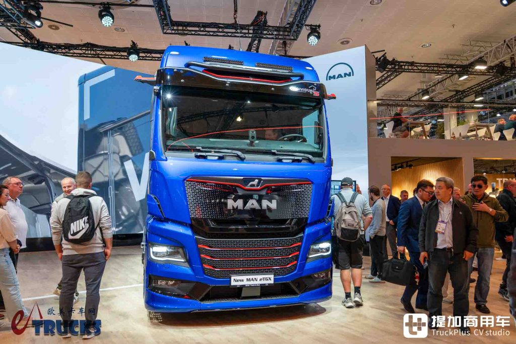 2026IAA：续航720公里！前脸加长12厘米，还带OK窗？曼恩新款eTGX电动重卡深度实拍评测
