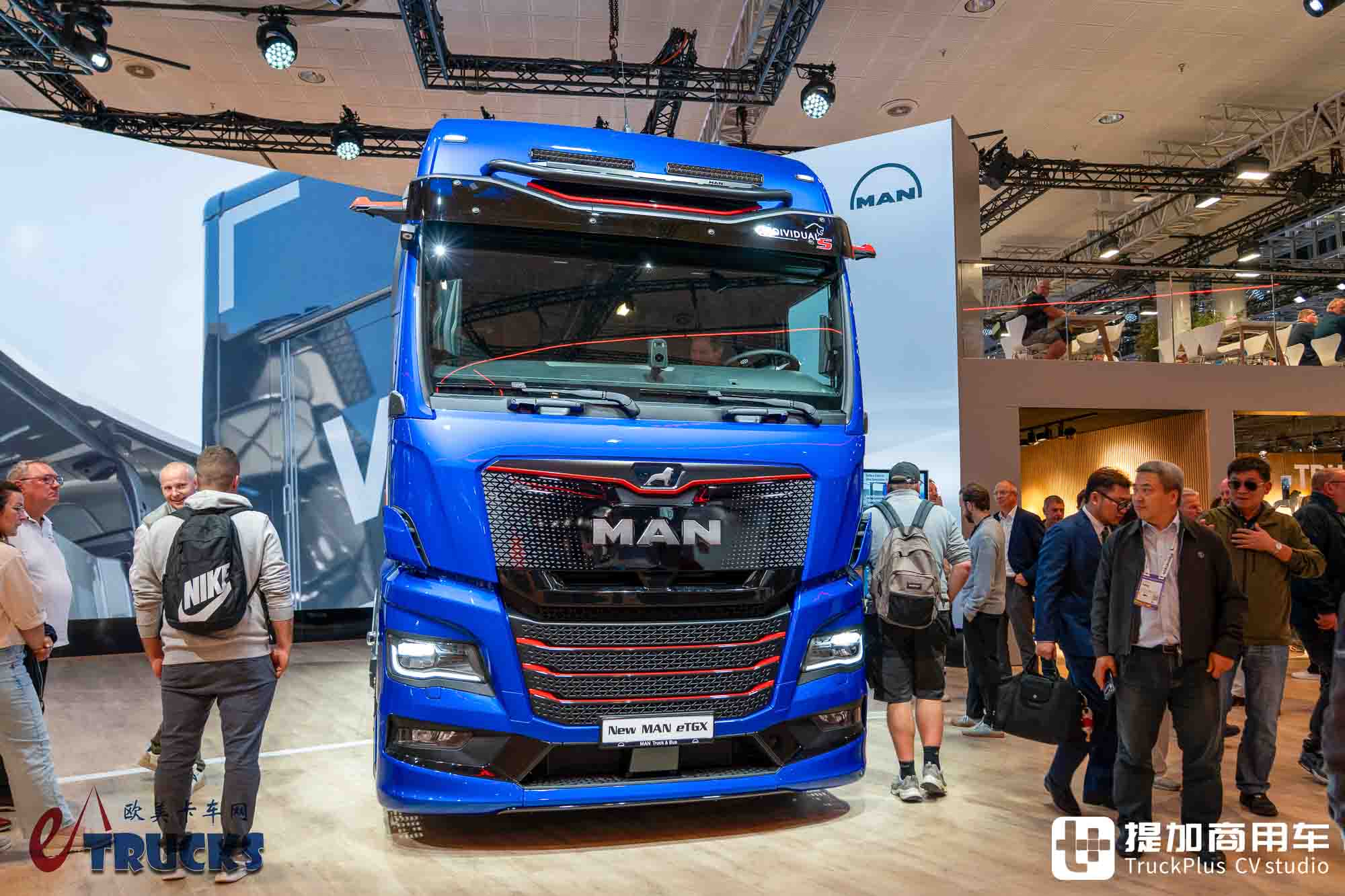 2026IAA：续航720公里！前脸加长12厘米，还带OK窗？曼恩新款eTGX电动重卡深度实拍评测