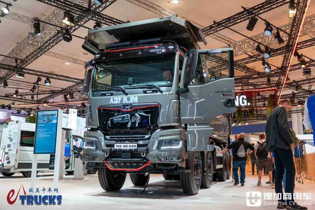 2026IAA:总重可达60吨!黑红定制套件加身,曼恩TGS 60.540矿用自卸车深度实拍评测
