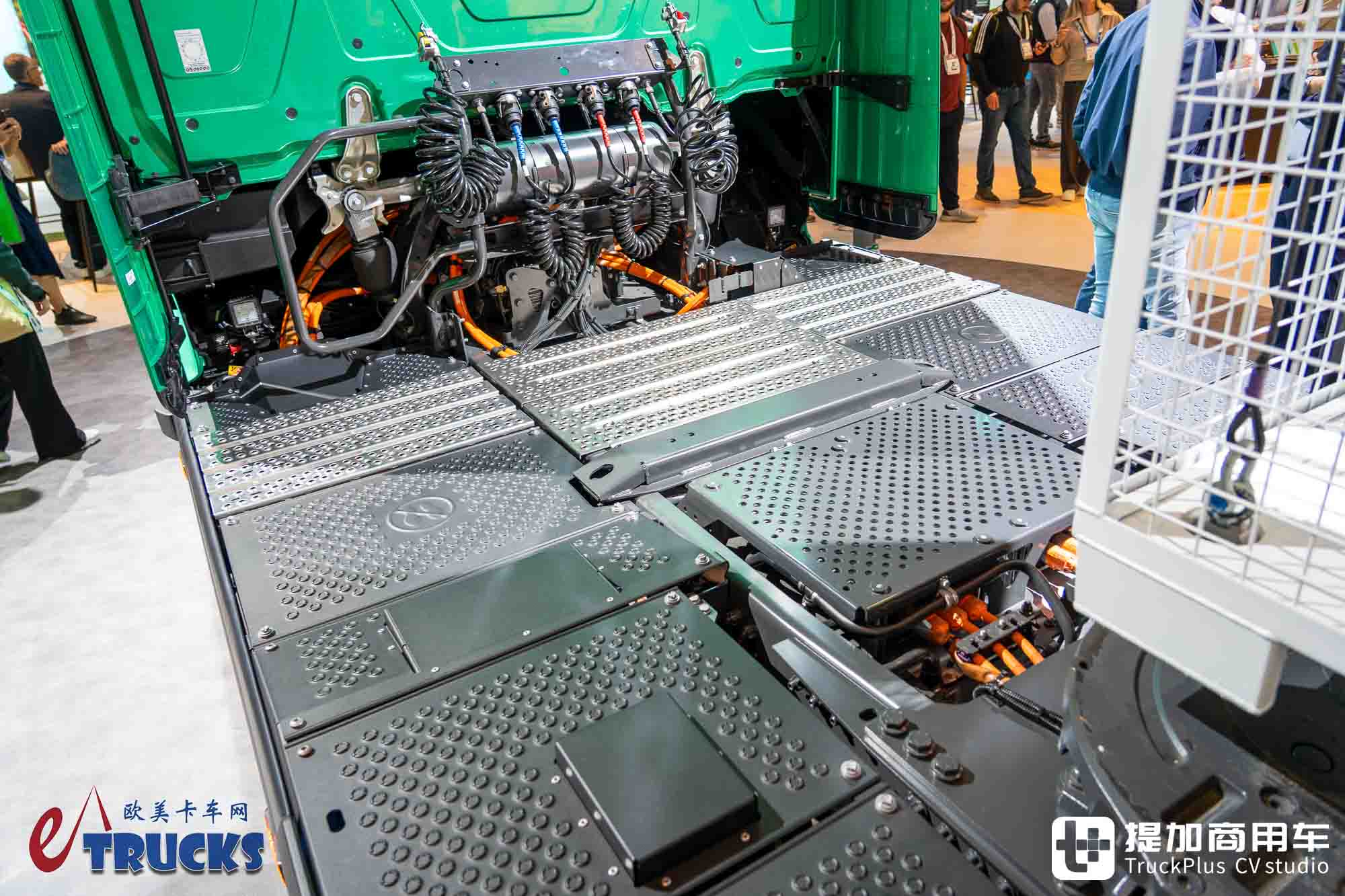 2026IAA:长途电动重卡也能玩低鞍座?奔驰eActros Lowliner牵引车深度实拍评测