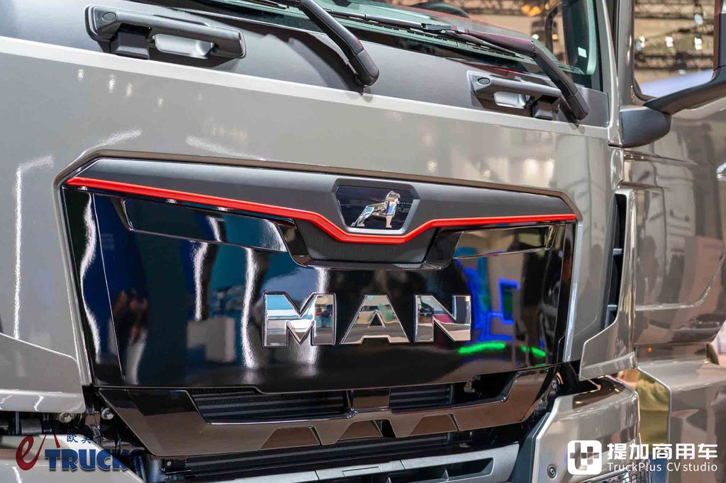 2026IAA:总重可达60吨!黑红定制套件加身,曼恩TGS 60.540矿用自卸车深度实拍评测