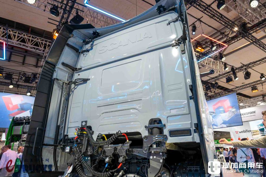 2026IAA：全新前脸、隐藏门把手，还有电子后视镜？斯堪尼亚新款Dynamic 430 R牵引车深度实拍评测