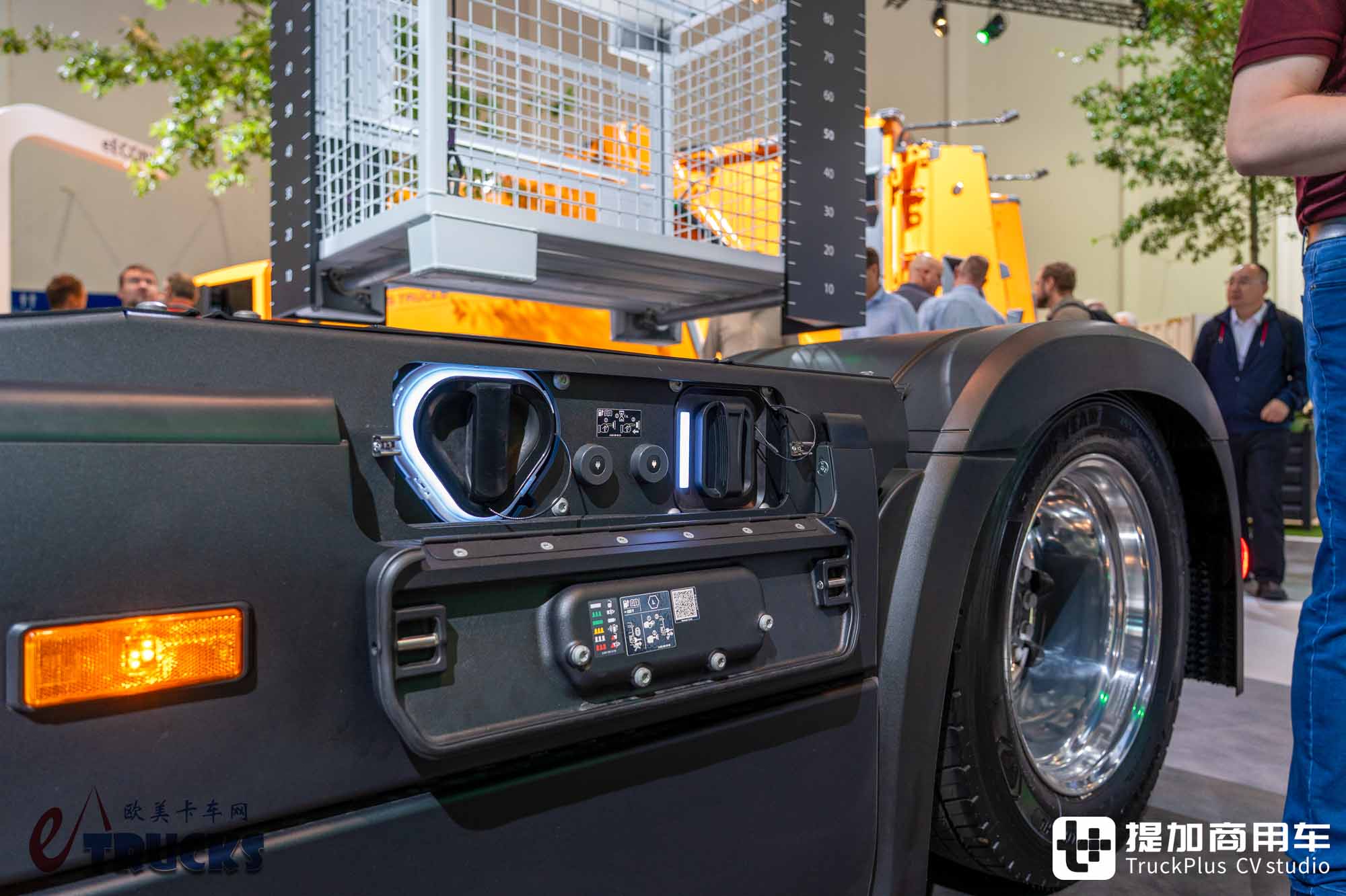 2026IAA:长途电动重卡也能玩低鞍座?奔驰eActros Lowliner牵引车深度实拍评测