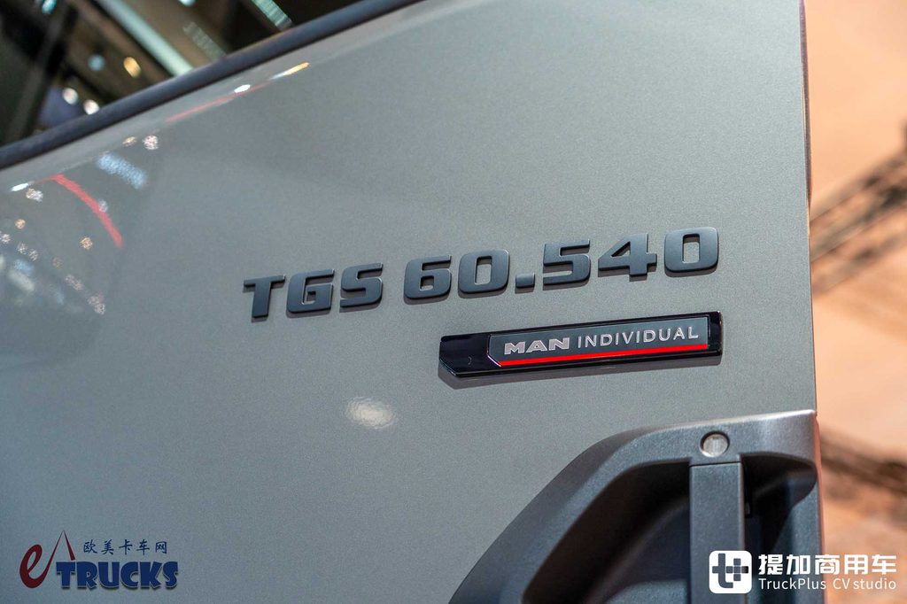 2026IAA:总重可达60吨!黑红定制套件加身,曼恩TGS 60.540矿用自卸车深度实拍评测