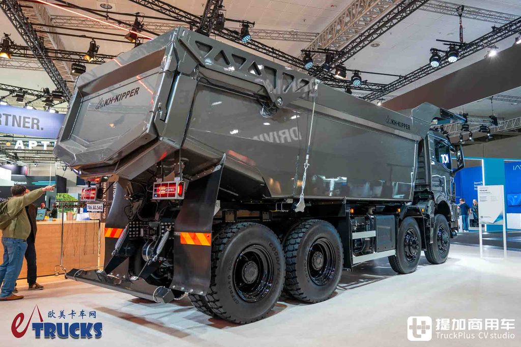2026IAA:总重可达60吨!黑红定制套件加身,曼恩TGS 60.540矿用自卸车深度实拍评测