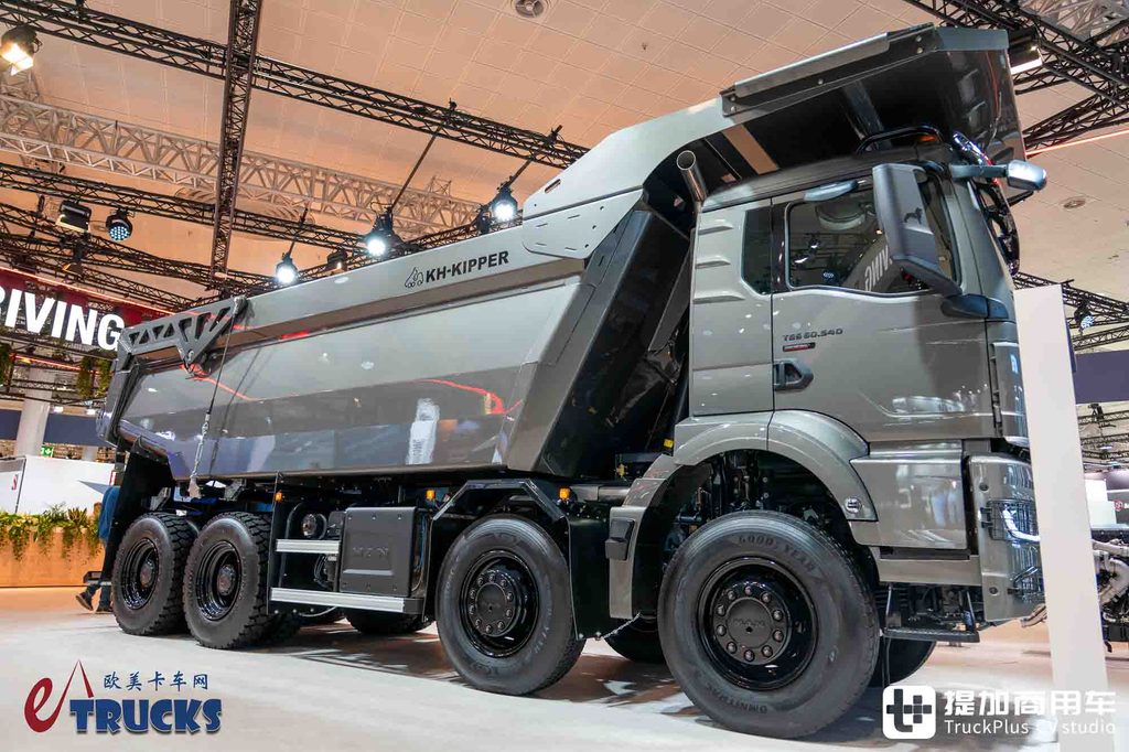 2026IAA:总重可达60吨!黑红定制套件加身,曼恩TGS 60.540矿用自卸车深度实拍评测