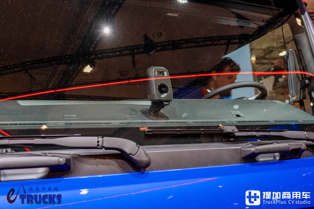 2026IAA：续航720公里！前脸加长12厘米，还带OK窗？曼恩新款eTGX电动重卡深度实拍评测