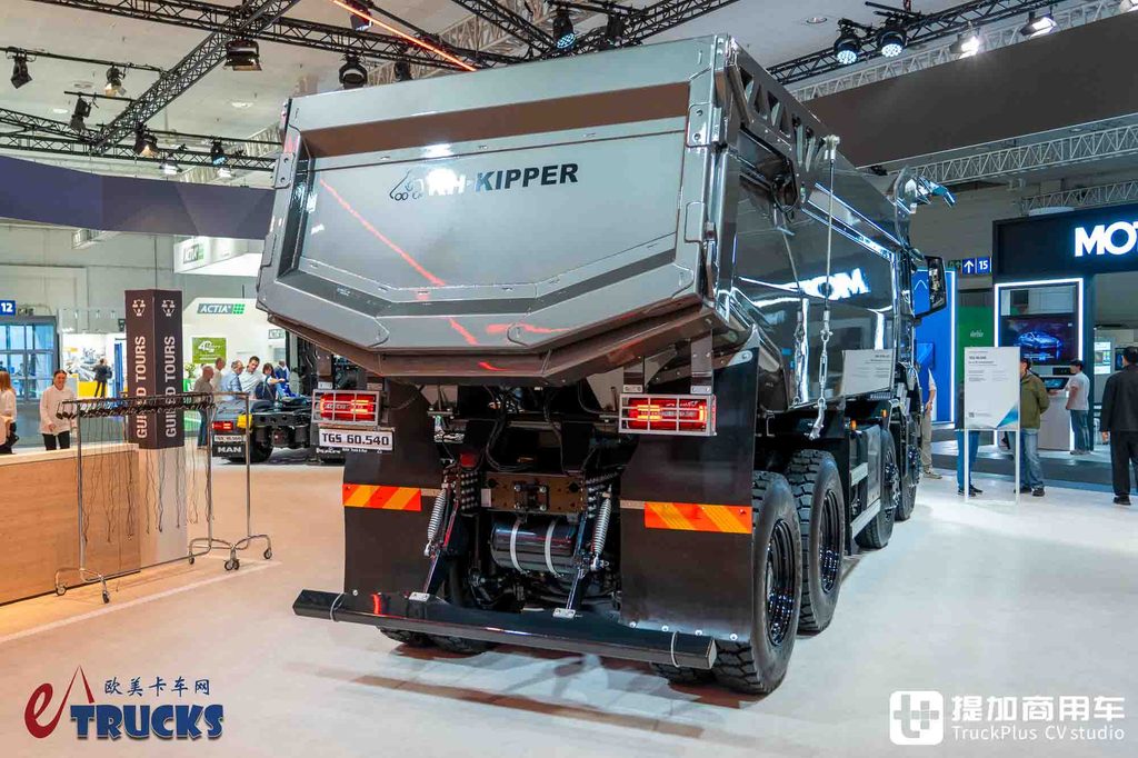 2026IAA:总重可达60吨!黑红定制套件加身,曼恩TGS 60.540矿用自卸车深度实拍评测
