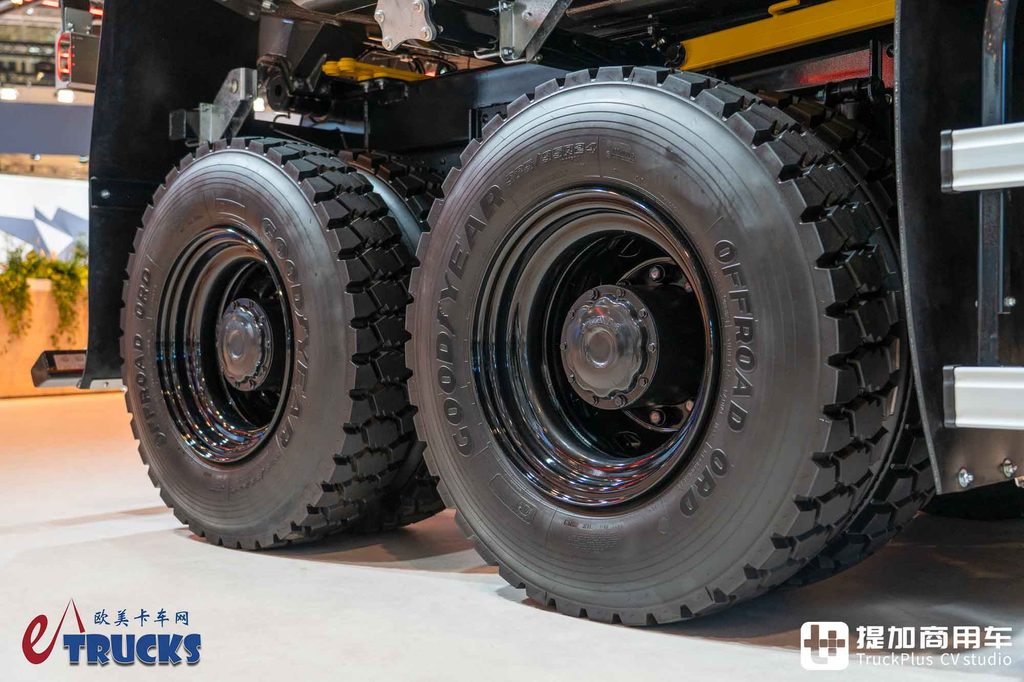 2026IAA:总重可达60吨!黑红定制套件加身,曼恩TGS 60.540矿用自卸车深度实拍评测