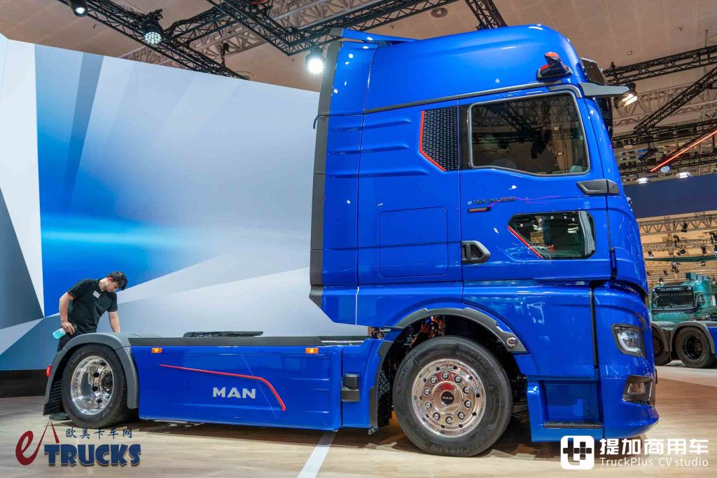 2026IAA：续航720公里！前脸加长12厘米，还带OK窗？曼恩新款eTGX电动重卡深度实拍评测