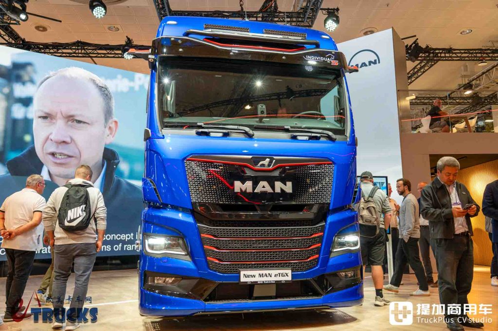 2026IAA：续航720公里！前脸加长12厘米，还带OK窗？曼恩新款eTGX电动重卡深度实拍评测
