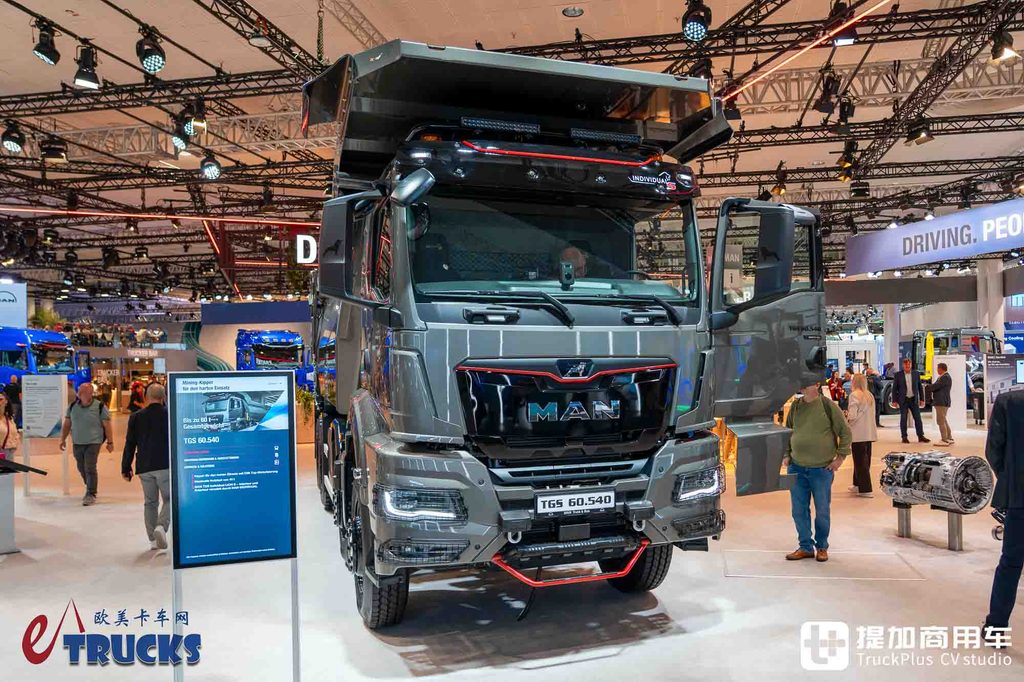 2026IAA:总重可达60吨!黑红定制套件加身,曼恩TGS 60.540矿用自卸车深度实拍评测