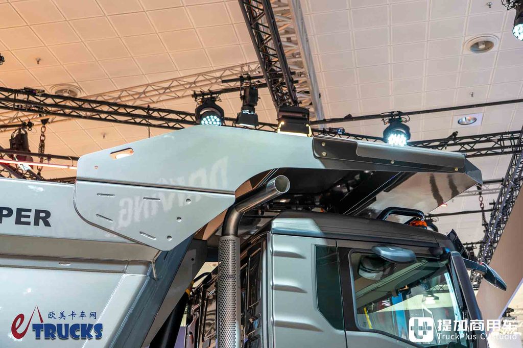 2026IAA:总重可达60吨!黑红定制套件加身,曼恩TGS 60.540矿用自卸车深度实拍评测