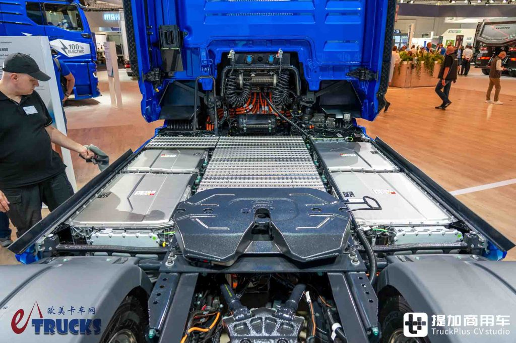 2026IAA：续航720公里！前脸加长12厘米，还带OK窗？曼恩新款eTGX电动重卡深度实拍评测