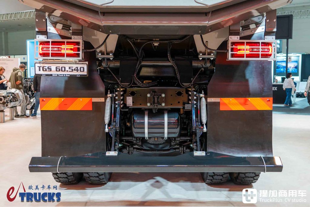 2026IAA:总重可达60吨!黑红定制套件加身,曼恩TGS 60.540矿用自卸车深度实拍评测