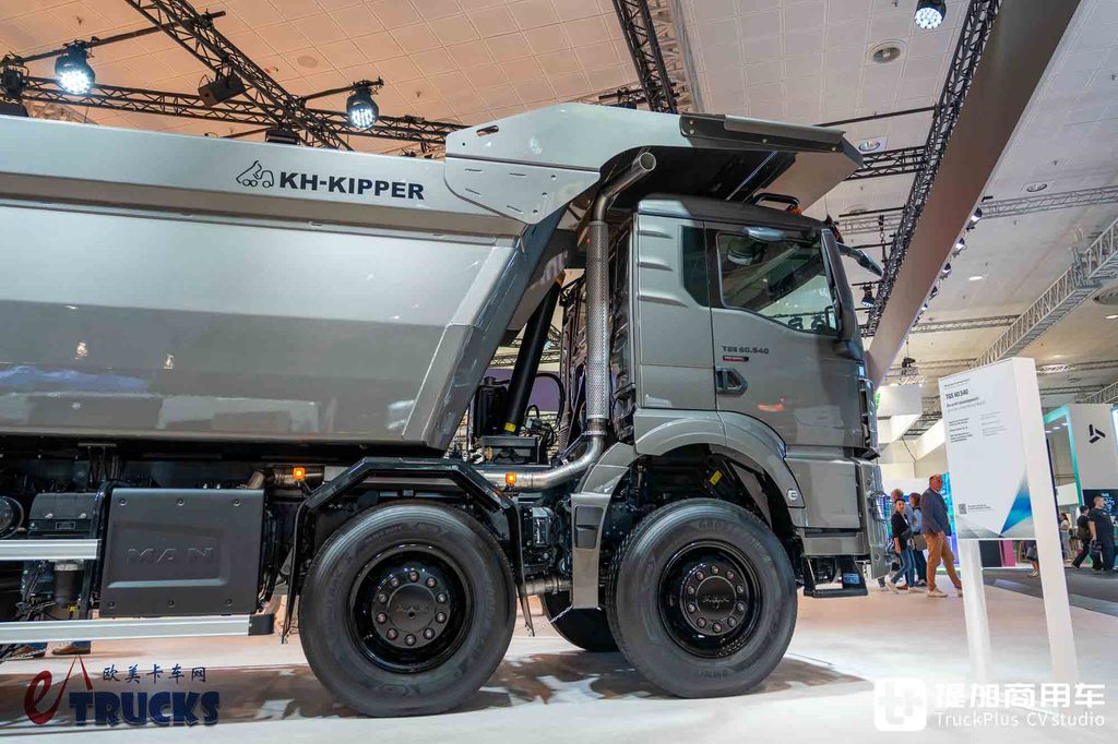 2026IAA:总重可达60吨!黑红定制套件加身,曼恩TGS 60.540矿用自卸车深度实拍评测