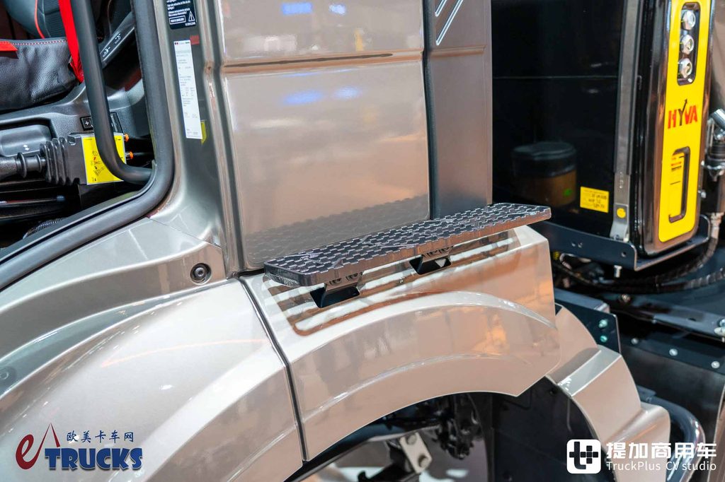 2026IAA:总重可达60吨!黑红定制套件加身,曼恩TGS 60.540矿用自卸车深度实拍评测