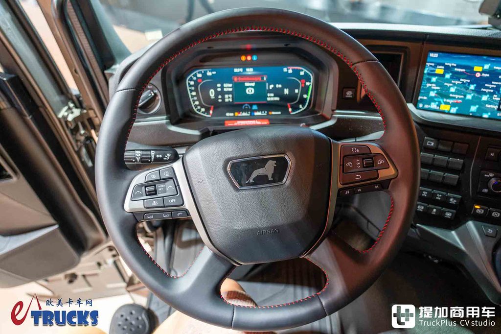 2026IAA:总重可达60吨!黑红定制套件加身,曼恩TGS 60.540矿用自卸车深度实拍评测